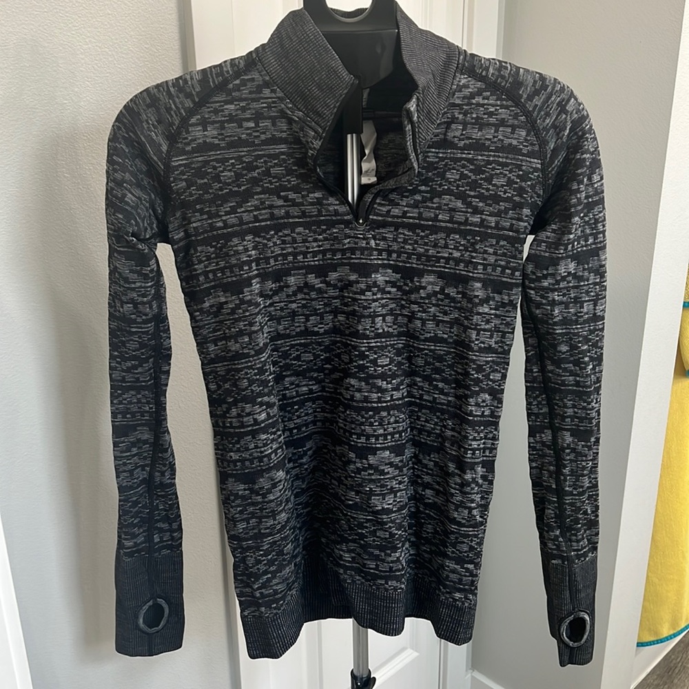 Lululemon size 6 half zip. Grey patterned top.